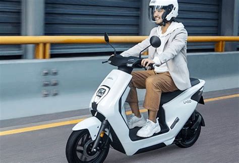 7 Keunggulan Honda EM1 e: Skuter Listrik Impianmu (Harga and Spek!) 7 Keunggulan Honda EM1 e: Skuter Listrik Impianmu (Harga and Spek!)