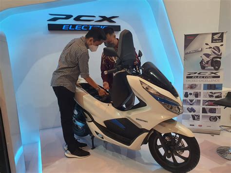 5 Alasan Kenapa Honda PCX Elektrifikasi Bakal Hampir 'Melawan Harimau' di 2023 5 Alasan Kenapa Honda PCX Elektrifikasi Bakal Hampir 'Melawan Harimau' di 2023