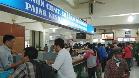 7 Keluhan Wajib Pajak di Samsat yang Bikin Emosi Jiwa! Nomor 5 Paling Ngeselin! 7 Keluhan Wajib Pajak di Samsat yang Bikin Emosi Jiwa! Nomor 5 Paling Ngeselin!